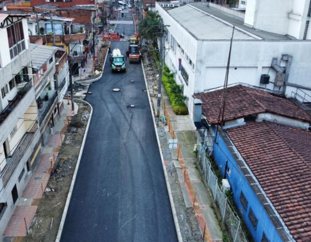 carrera 52 corredor metropolitano municipio de Itagüí, con infraestructura de viviendas al lado y lado y maquinaria de trabajo