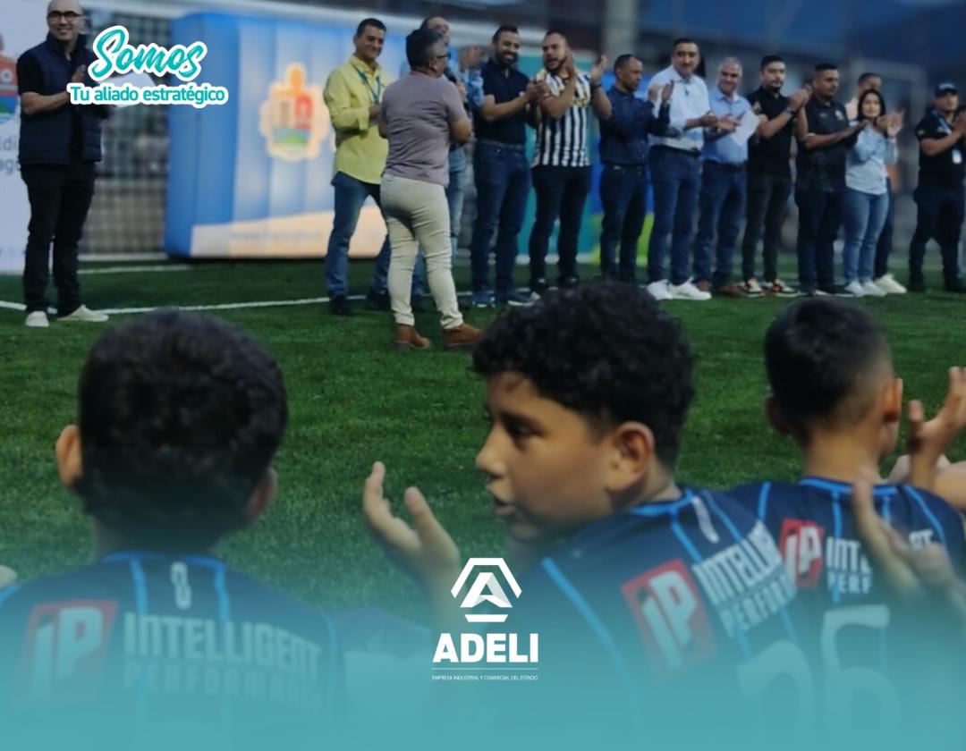 toma de la cancha sintética entregada con los funcionarios delegados y el señor alcalde